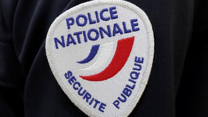 Неизвестный напал с ножом на полицейских в Париже