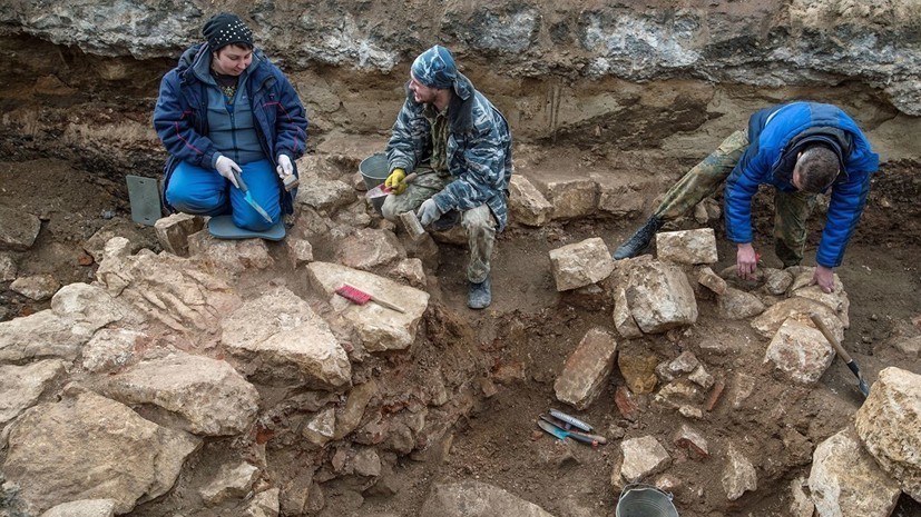 В Азове археологи нашли створку бронзового складня XVIII века