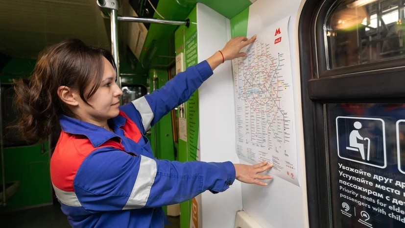 В тематическом поезде появились схемы метро с МЦД