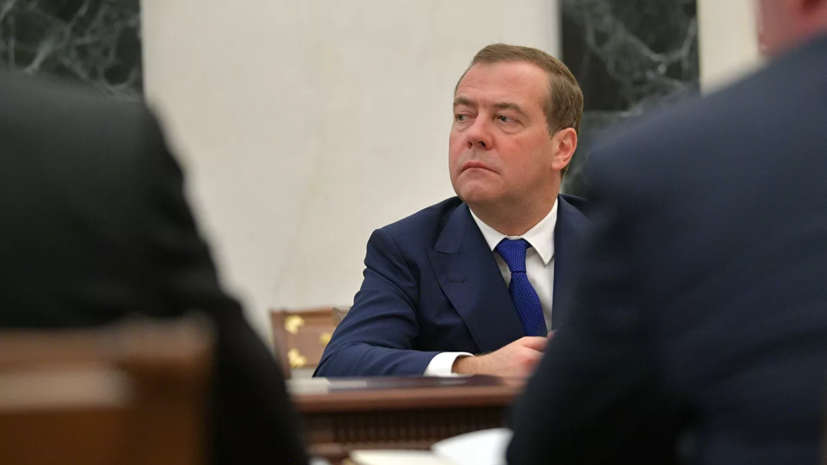 Медведев: в Венесуэле должен быть только один президент