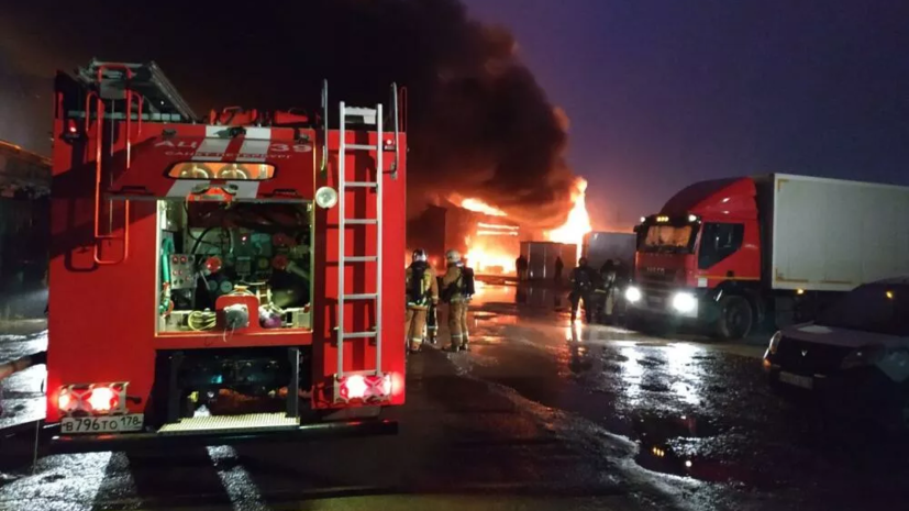 В Петербурге полностью потушили пожар на складе