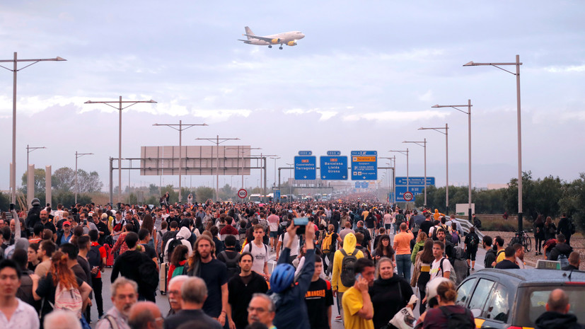 Около 70 рейсов отменили в аэропорту Барселоны из-за протестов