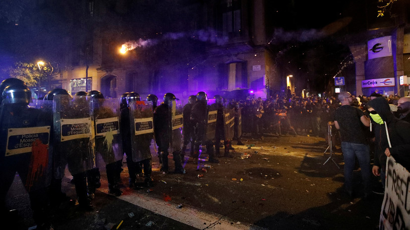Более 70 правоохранителей пострадали при протестах в Каталонии