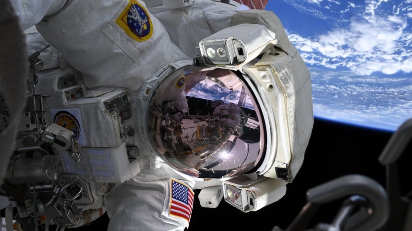 Астронавты Кук и Мейр совершили первый в истории только женский выход в открытый космос