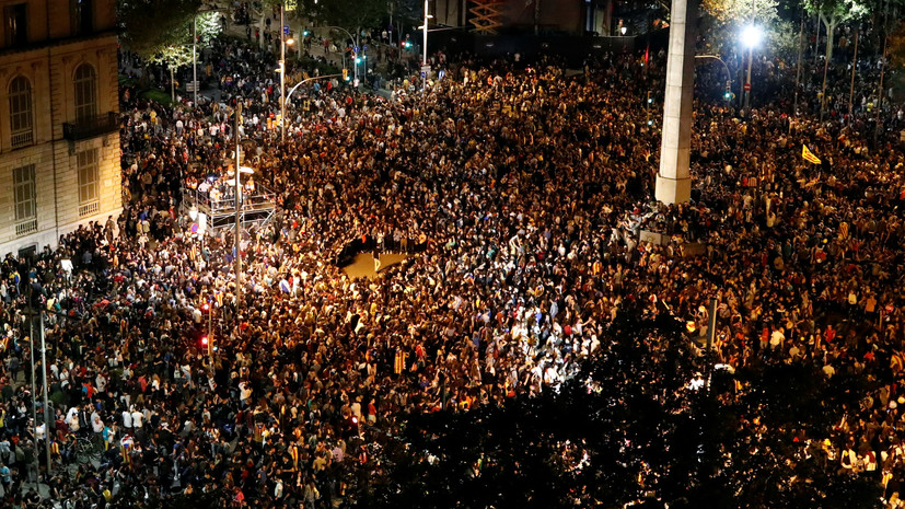 Более полумиллиона человек участвуют в манифестации в центре Барселоны