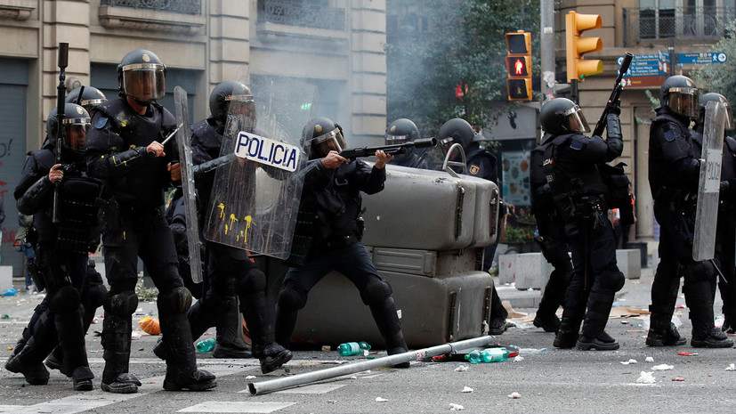В Каталонии с начала протестов пострадали более 200 полицейских