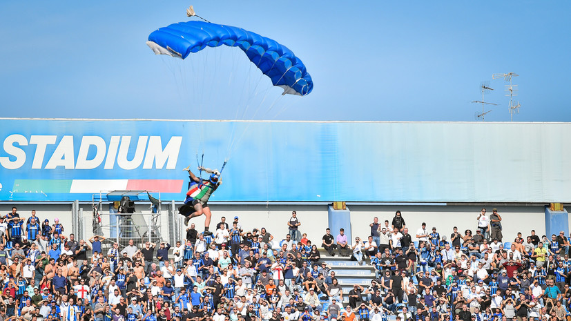 Во время матча Серии А «Сассуоло» — «Интер» на поле приземлился парашютист