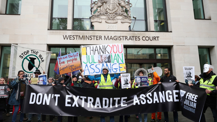 Сторонники Ассанжа собрались около здания суда в Лондоне
