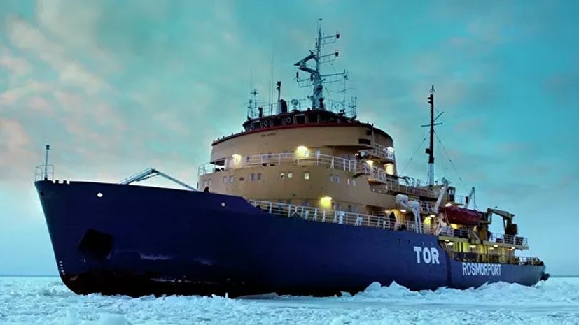 Подавший сигнал бедствия ледокол «Тор» продолжит движение ближе к ночи