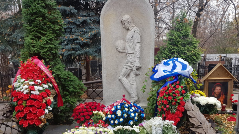 Футболисты «Динамо» возложили цветы к могиле Льва Яшина