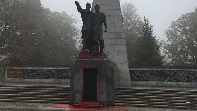 Вандалы осквернили памятник Красной армии в чешской Остраве
