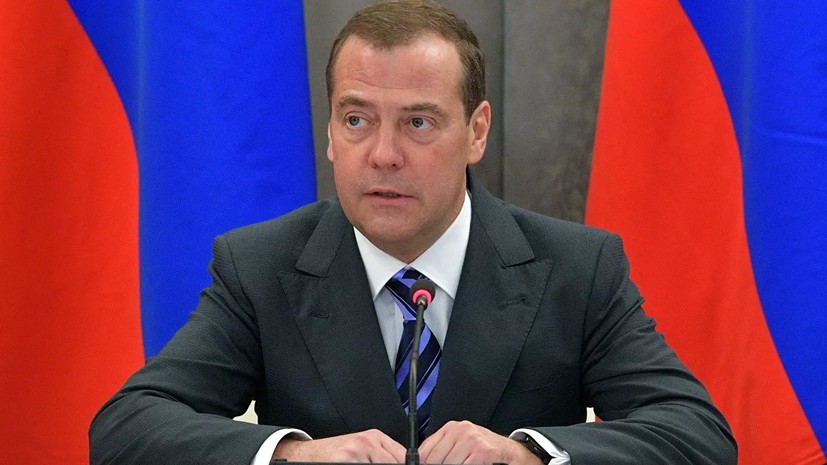 Медведев призвал губернаторов не дистанцироваться от «Единой России»