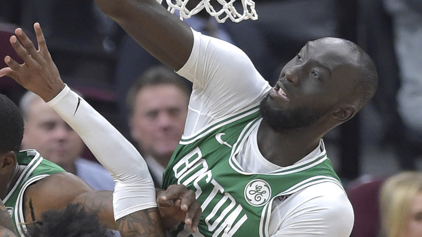 СМИ: Баскетболист «Бостона» получил травму, ударившись головой об потолок