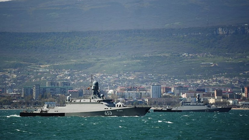 Два корабля Каспийской флотилии прибыли в Астраханскую область