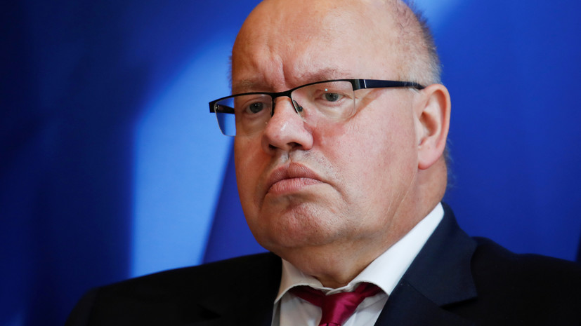 Министр экономики ФРГ госпитализирован после падения со сцены