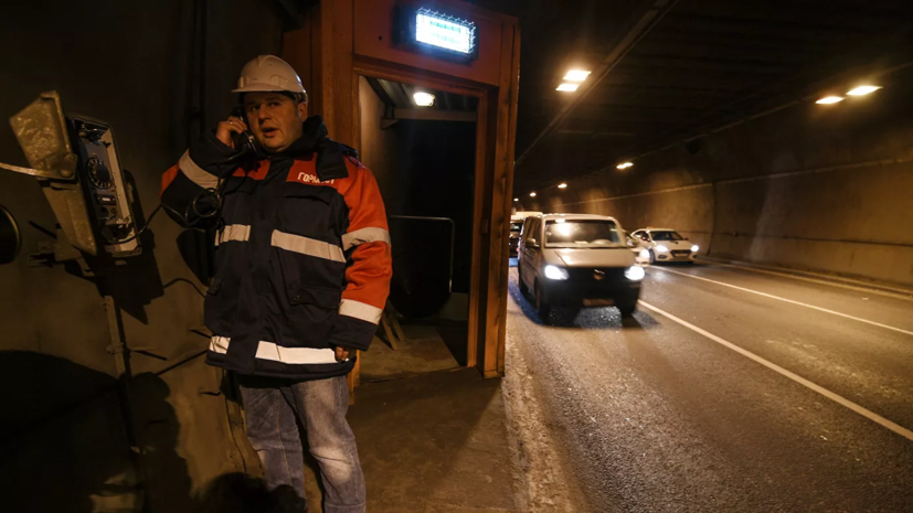 В Лефортовском тоннеле затруднено движение из-за возгорания автомобиля