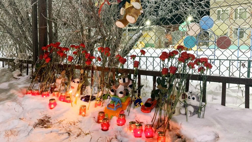 В Нарьян-Маре люди несут цветы и игрушки к детсаду, где убили ребёнка