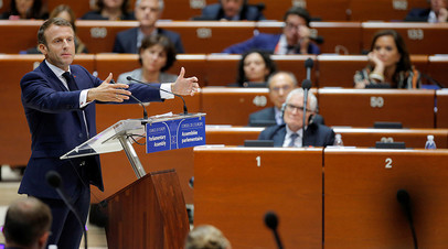 Президент Франции Эммануэль Макрон выступает на осенней сессии ПАСЕ