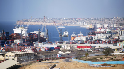 Вид на порт в городе Луанда,  Ангола