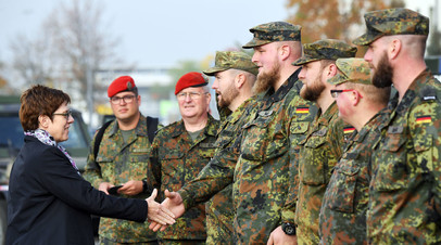 Министр обороны Германии Аннегрет Крамп-Карренбауэр вместе с военнослужащими бундесвера