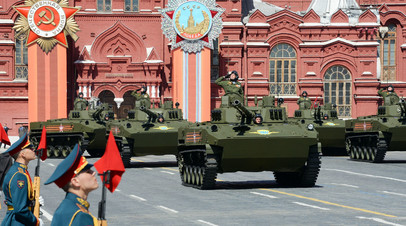 Боевые машины десанта БМД-4М во время генеральной репетиции военного парада