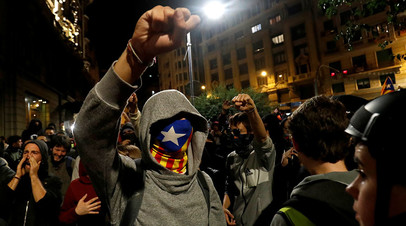 Демонстранты, выступающие за независимость Каталонии, во время акции протеста в Барселоне 26 октября