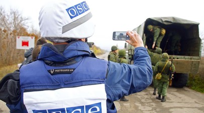 Наблюдатель ОБСЕ следит за отводом сил бойцов подразделений ЛНР в посёлке Золотое Луганской области