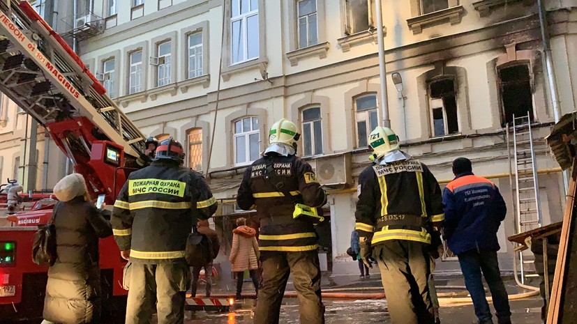 В МЧС сообщили о ликвидации пожара в жилом доме в центре Москвы