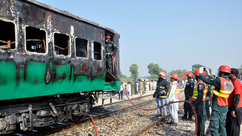 Названа причина унёсшего жизни 73 человек пожара в поезде в Пакистане