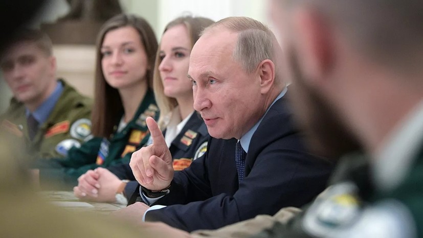 Путин в шутку сравнил главу студотрядов с Брежневым