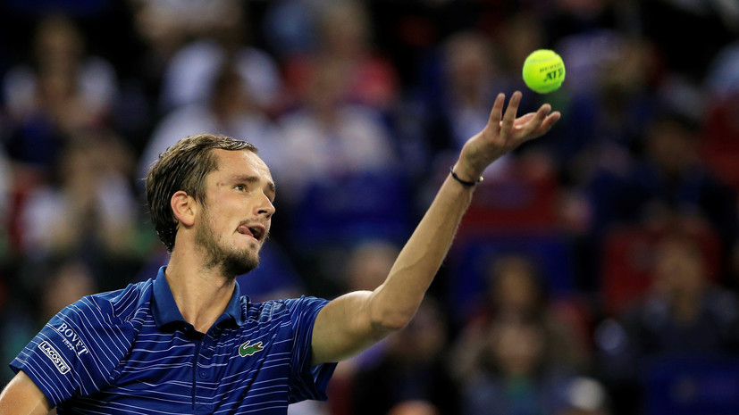 Медведев уступил Циципасу на старте Итогового турнира ATP