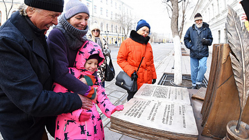 В Оренбурге открыли памятник толковому словарю Владимира Даля