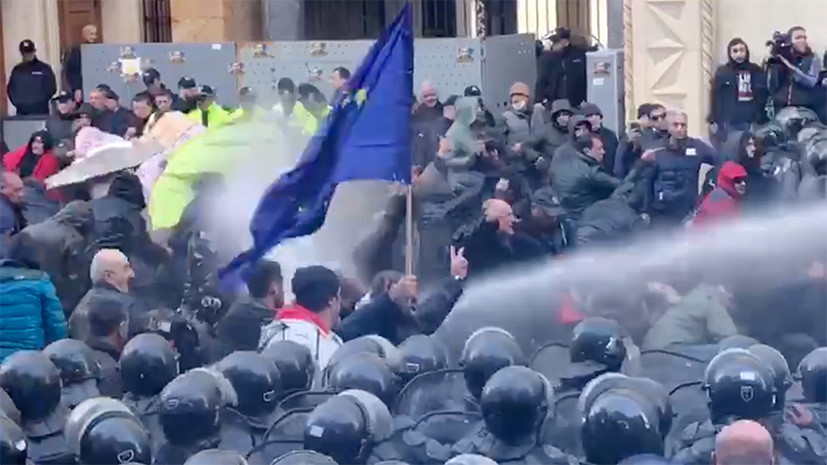 Спецназ начал разгон демонстрантов у парламента в Тбилиси