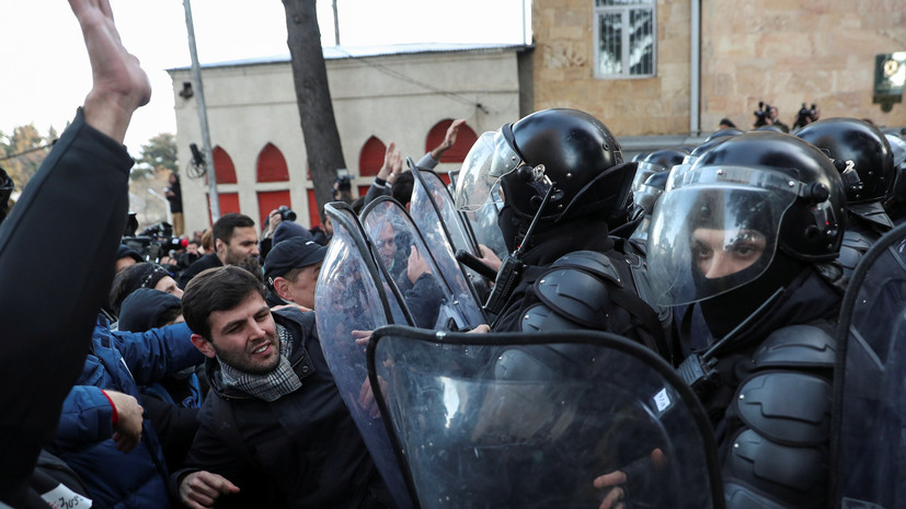 Спецназ начал использовать водомёты для разгона протестующих в Тбилиси