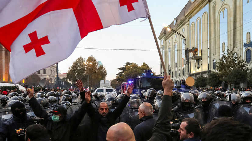 Протестующие в Тбилиси попытались заблокировать госканцелярию