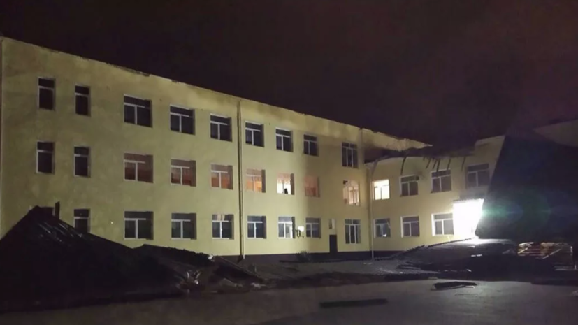 В Крыму ветер сорвал часть крыши со школы
