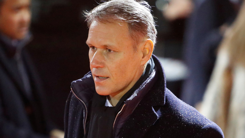 Экс-футболист ван Бастен произнёс нацистский лозунг в прямом эфире