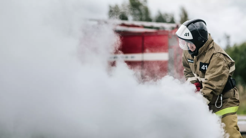В Великом Новгороде загорелся склад по производству плёнки