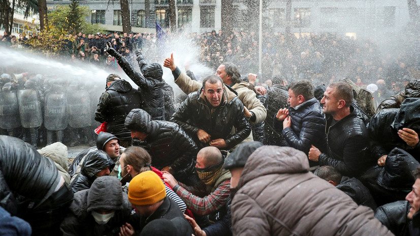 В Тбилиси демонстрантов разогнали водомётами