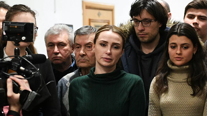 Telegram-канал СИЛОВИКИ сообщил о встрече жены обвинённого в коррупции Шестуна с Ходорковским