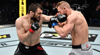 Абубакар Нурмагомедов (Россия) и Давид Завада (Германия) во время боя в полусреднем весе на турнире по смешанным единоборствам UFC Fight Night в Москве