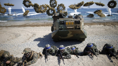 Южнокорейский и американский солдаты на совместных манёврах