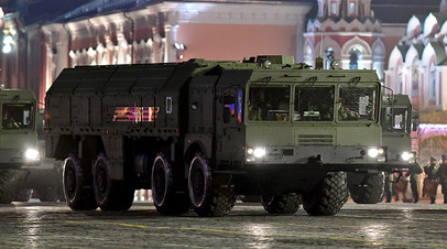 Оперативно-тактические ракетные комплексы «Искандер-М» на репетиции военного парада на Красной площади в Москве