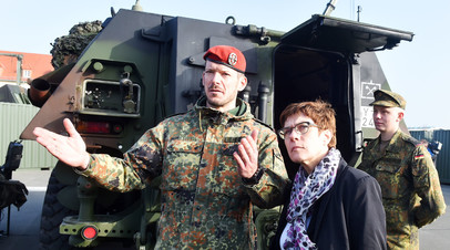 Министр обороны Германии Аннегрет Крамп-Карренбауэр беседует с солдатом