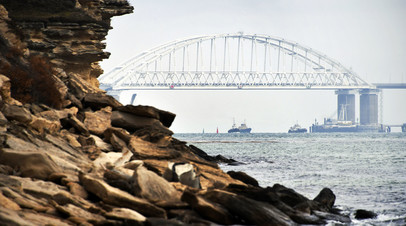 Крымский мост в Керченском проливе, соединяющий Чёрное и Азовское моря