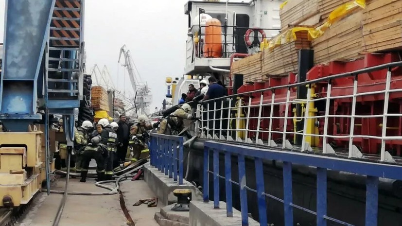 В порту Астрахани ликвидировали пожар на судне