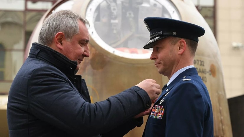 Рогозин вручил американскому астронавту Хейгу орден Мужества