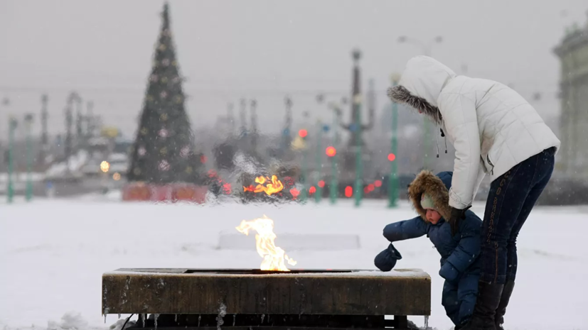 В Петербурге Вечный огонь забросали снегом