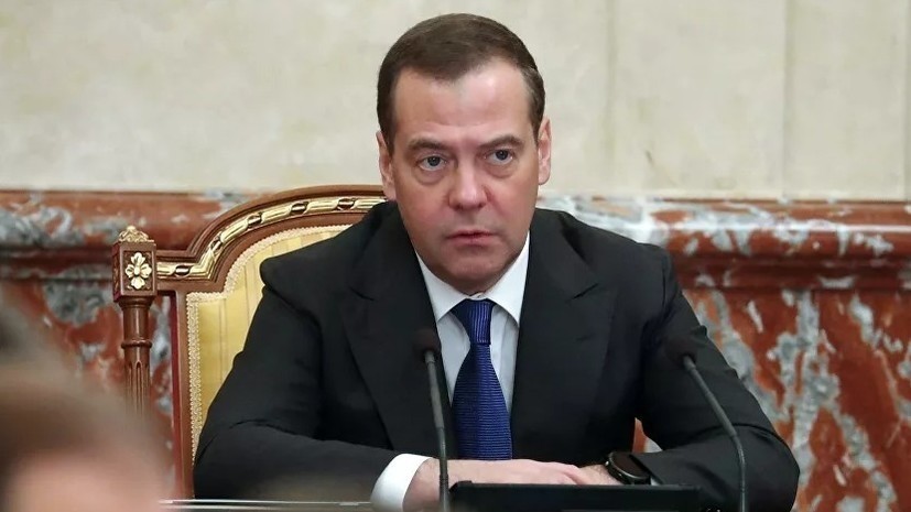 Медведев прокомментировал ситуацию с реальными доходами россиян
