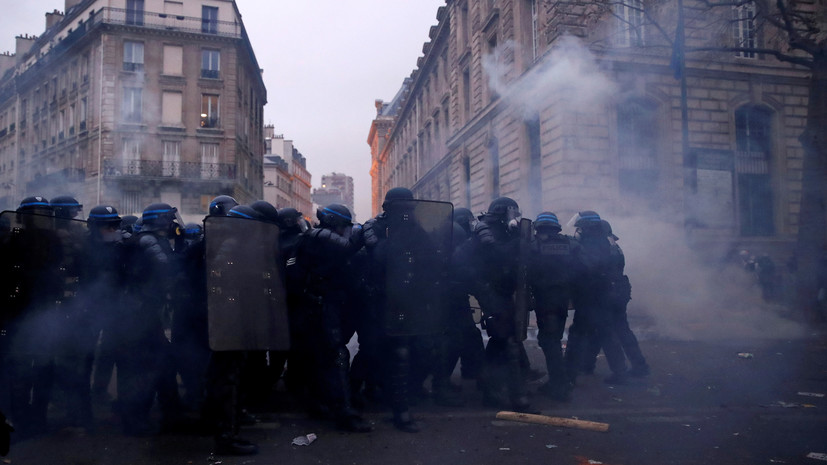 Корреспондент RT пострадала во время протестов в Париже